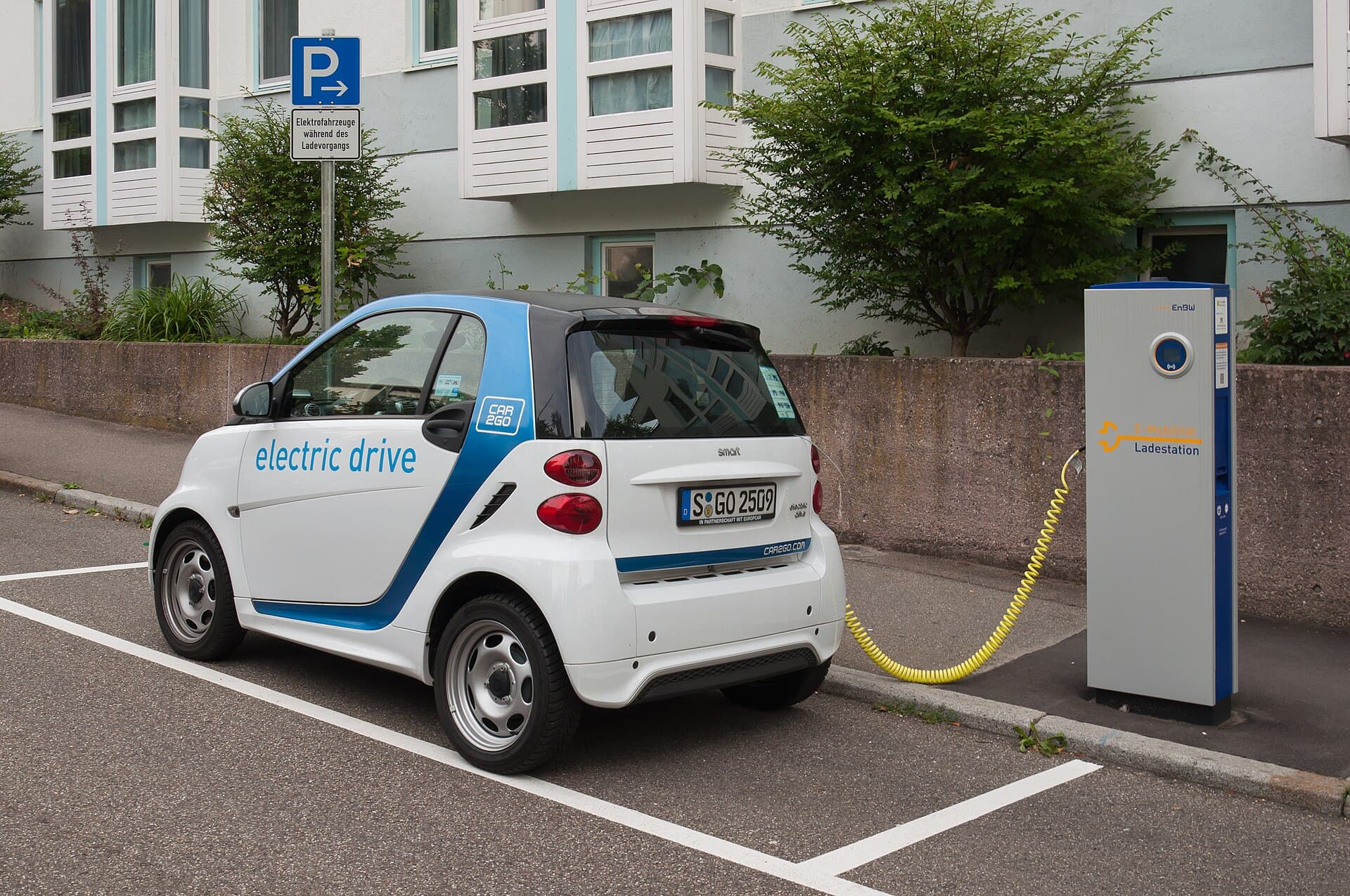 Electric vehicle charging station
